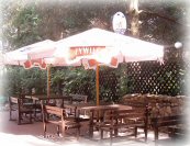 Restauracja Olsztyn Noclegi SAK pod parasolem i w ciepłe dni pijemy piwko